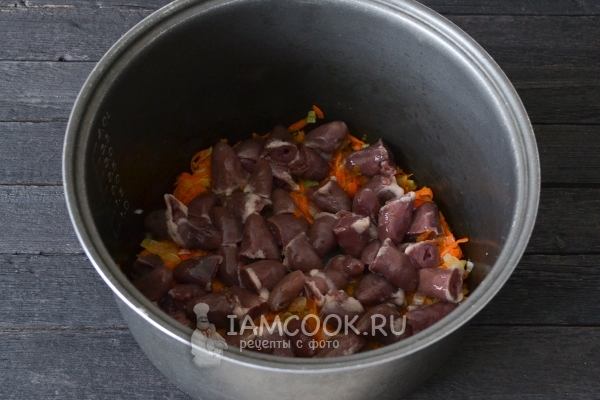 Выкладываем сердечки к поджарке