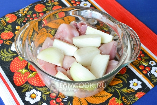 Порезать лук и мясо