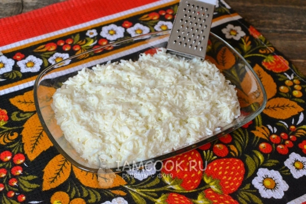 Выложить слой тертых белков