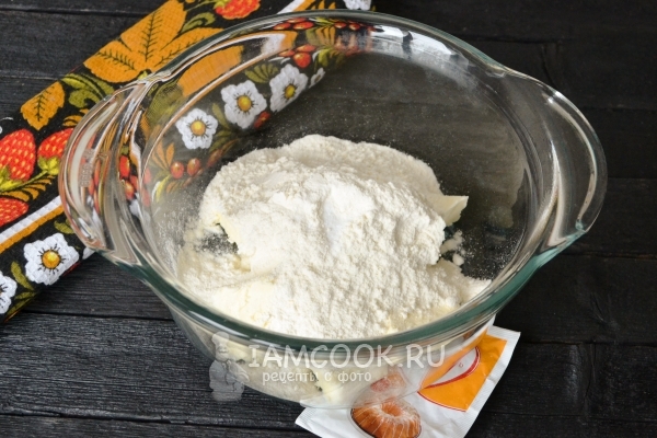 Добавили к маслу муку, соль и разрыхлитель