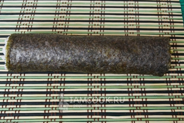 Скрутить лист с начинкой в рулет