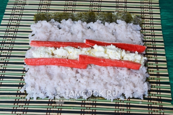 Положить сливочный сыр и крабовые палочки