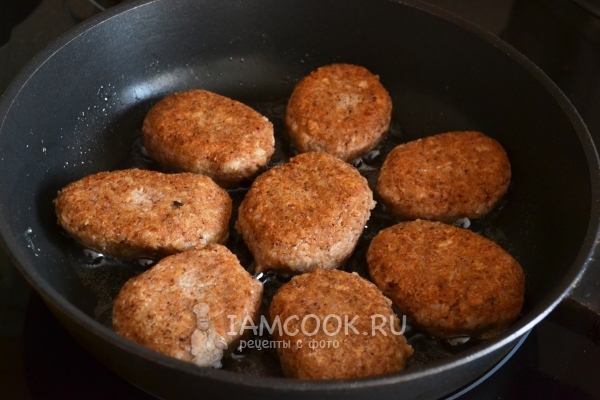 Пожарить котлеты
