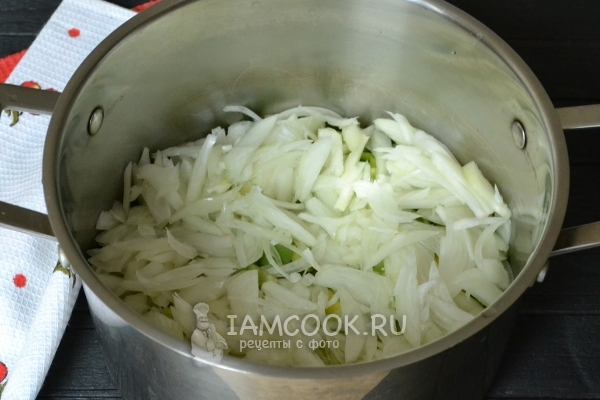 Положить лук и помидоры в кастрюлю