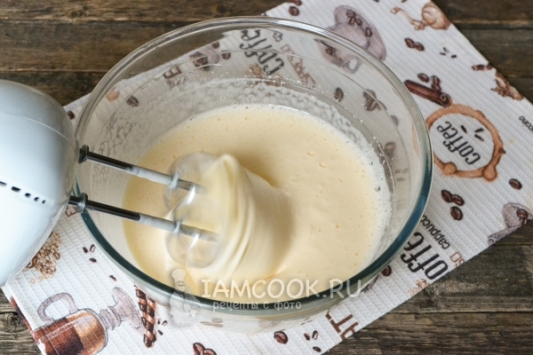Взбить яйца с сахаром