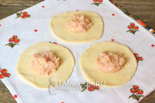 Положить на тесто фарш