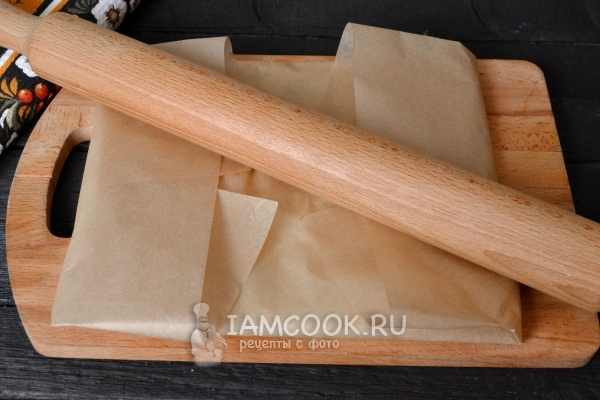 Завернём в бумагу для выпечки и раскатываем