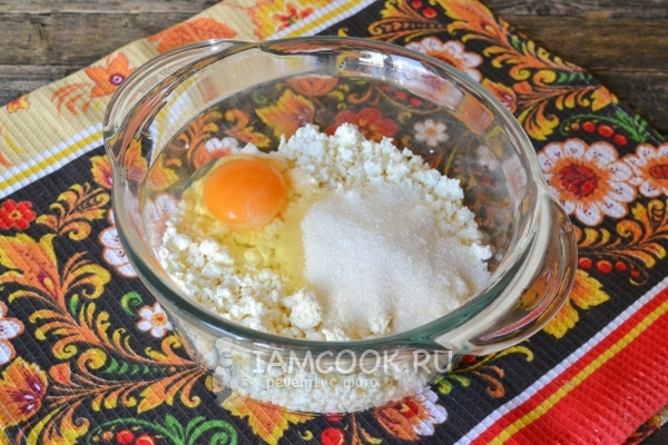 Добавить яйцо и сахар