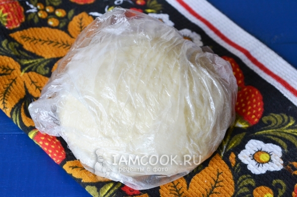 Положить тесто в пакет