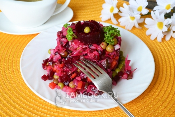 Фото классического винегрета с горошком и капустой