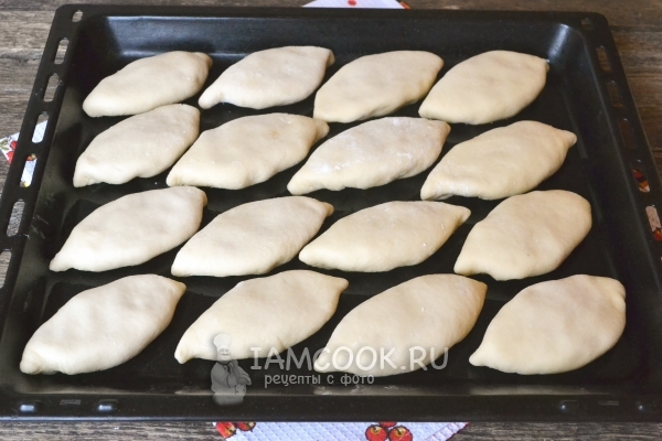 Выложить пирожки на противень