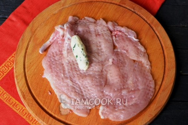 Укладываем масло на мясо