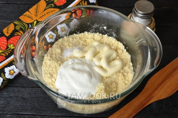 Добавим майонез и сметану