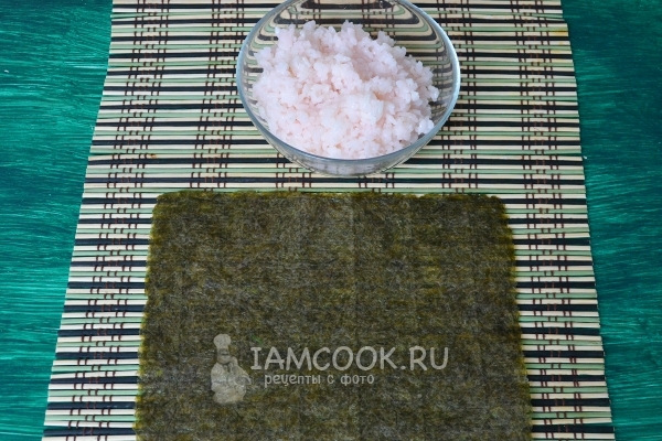 Положить на коврик лист нори