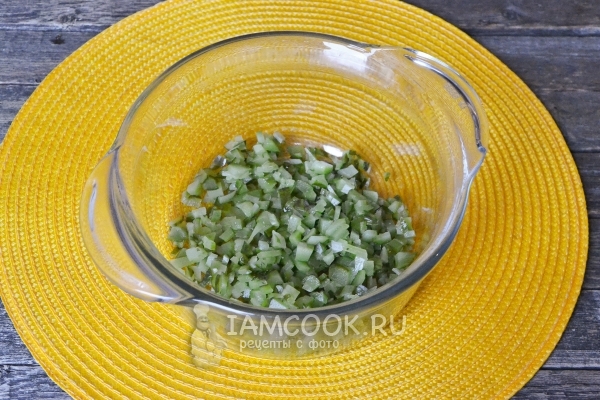 Положить огурцы в салатник