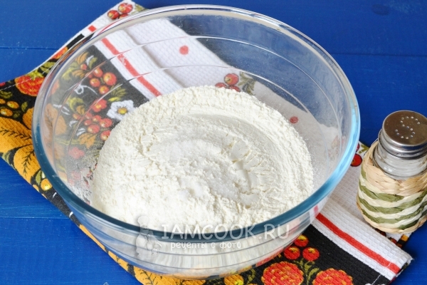 Соединить муку с солью