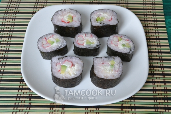 Порезать рулет на роллы