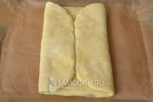 Складываем и раскатываем тесто ещё раз