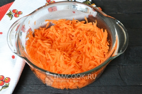 Натереть морковь