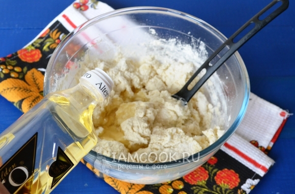 Влить масло