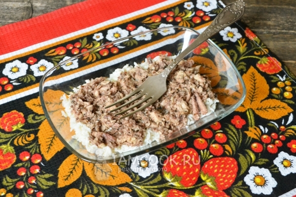 Выложить слой рыбы