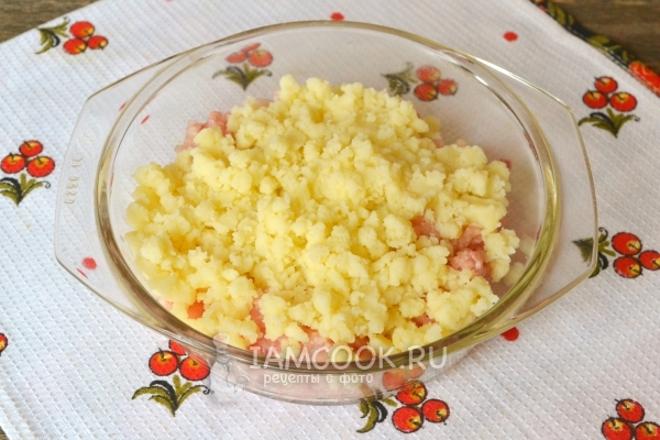 Добавить картофельное пюре