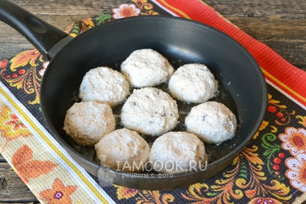 Положить сырники на сковороду