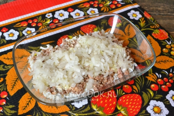 Положить слой лука