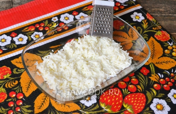 Натереть белки на терке