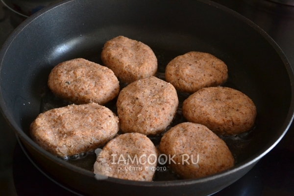 Положить котлеты на сковороду