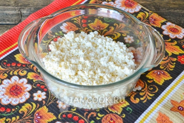 Положить творог в миску