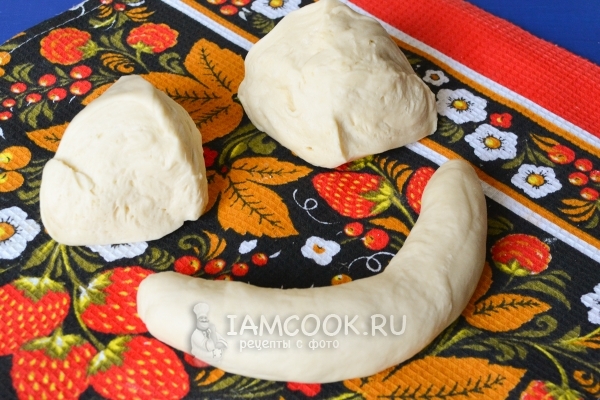 Сформировать из теста колбаску