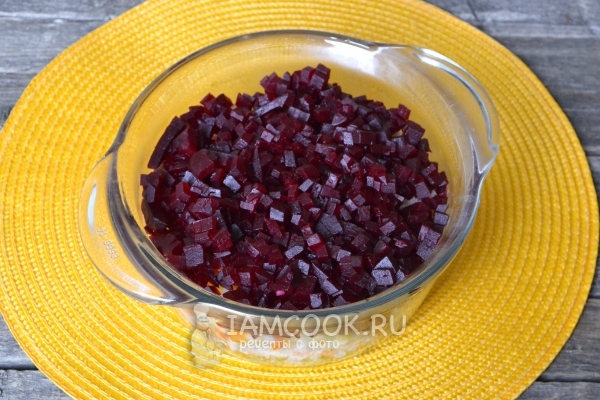 Положить свеклу в салат