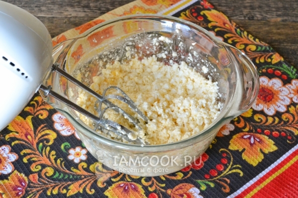 Взбить творожную массу