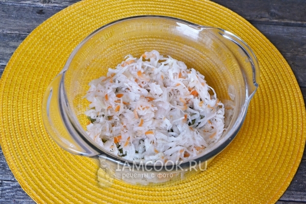 Положить квашеную капусту