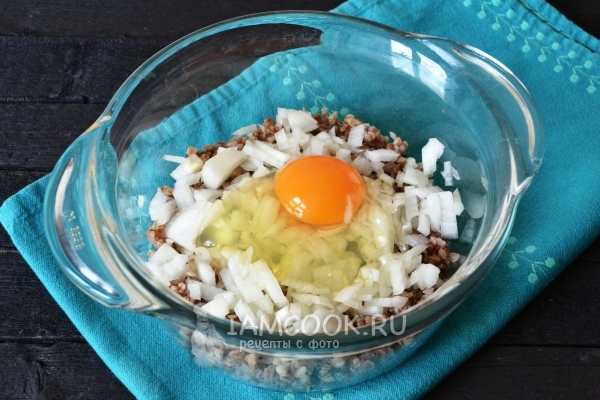 Добавить лук и яйцо
