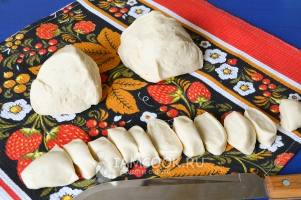 Порезать тесто на кусочки