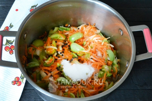 Добавить сахар, уксус и перец