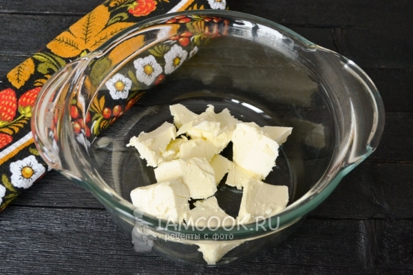 Нарежем сливочное масло
