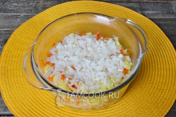 Положить лук в салат