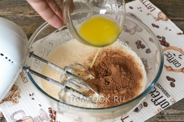 Влить сливочное масло