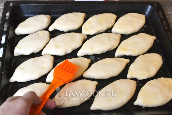 Смазать заготовки желтком с водой