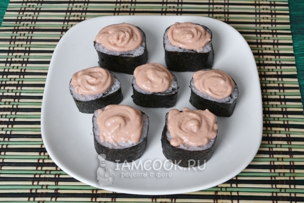 Смазать роллы соусом