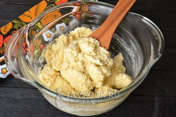 Вымешиваем лопаткой тесто