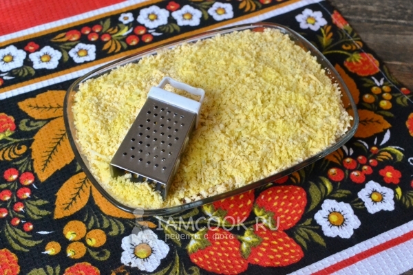 Положить слой желтков