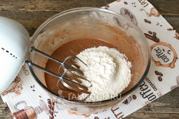 Всыпать муку