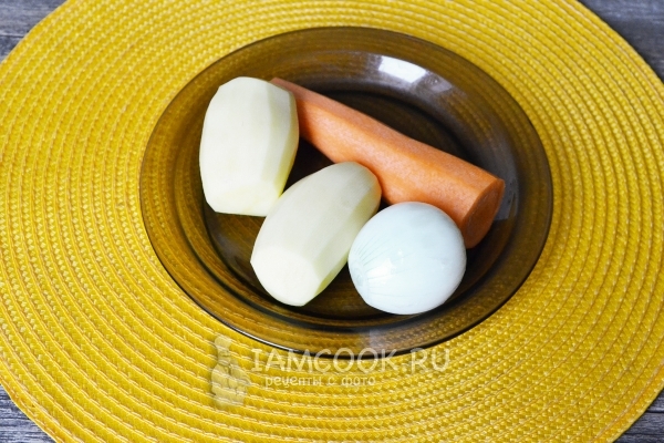 Почистить картофель, лук и морковь