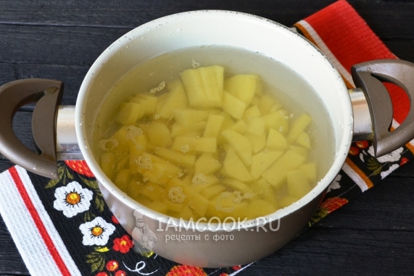 Положить картофель в воду