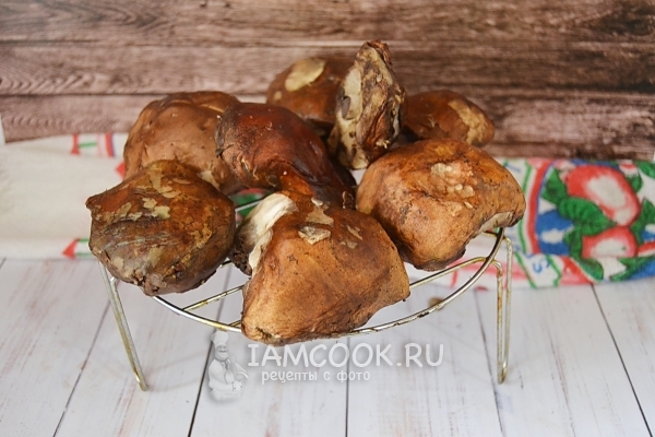 Положить грибы на решетку