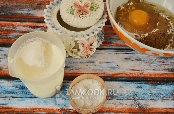 Соединить кислое молоко с сахаром